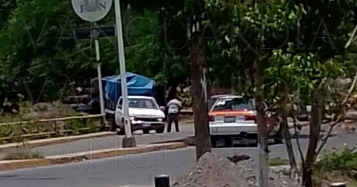 Camioneta estuvo a punto de volcar en Cerro Azul    