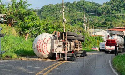 ¡Pipa aplasta un vehículo en la carretera Poza Rica-Papantla!