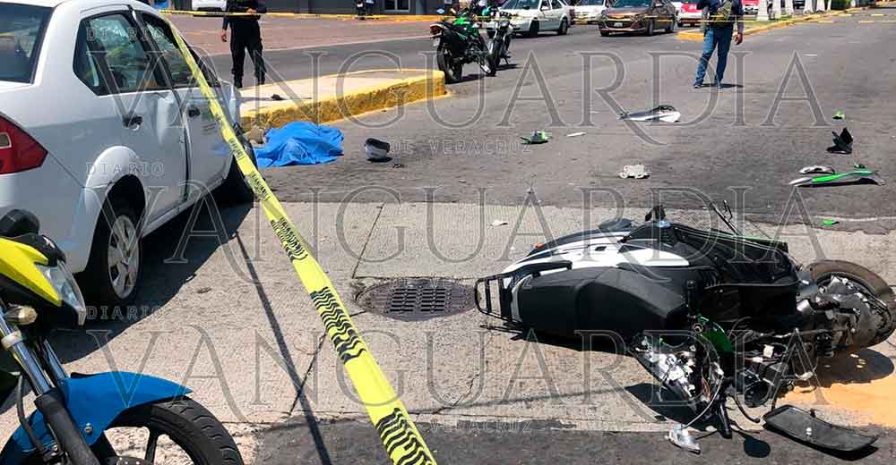 Muere motociclista al ser embestido por veloz camioneta