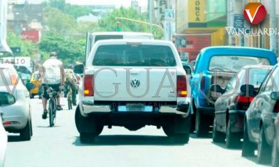 Comerciantes de Cerro Azul dejan sin estacionamiento a particulares.